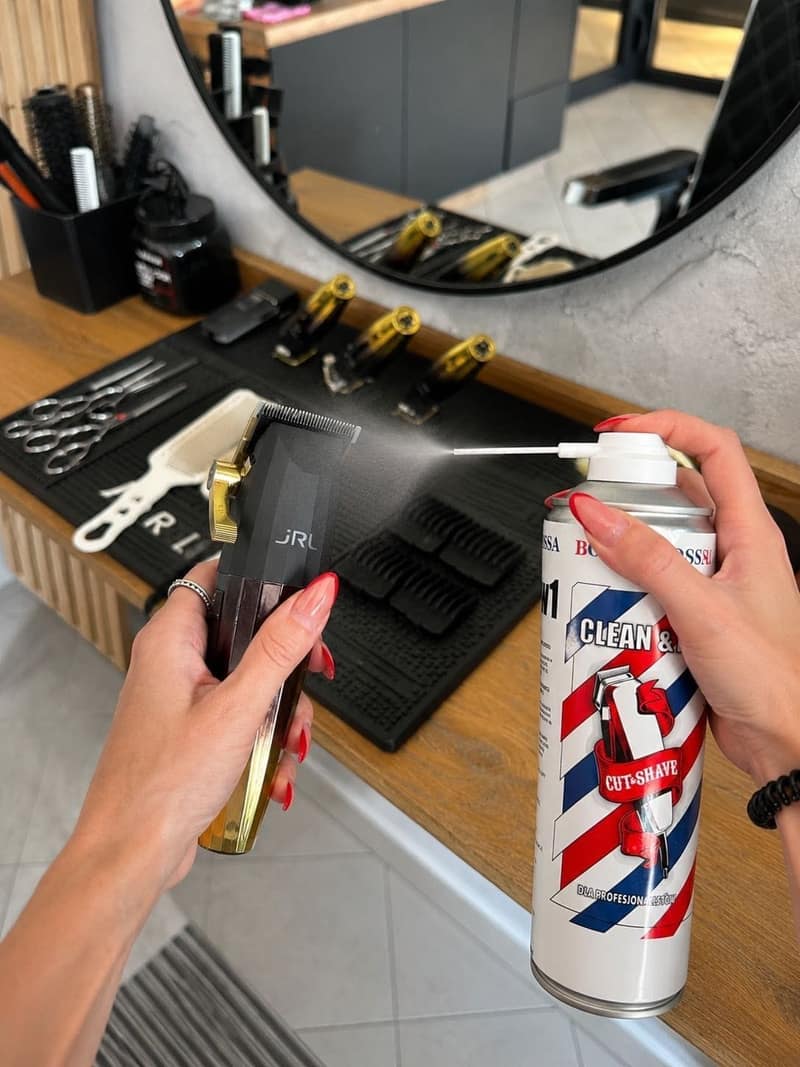 Czyszczenie i dezynfekcja maszynki barberskiej przy stanowisku pracy