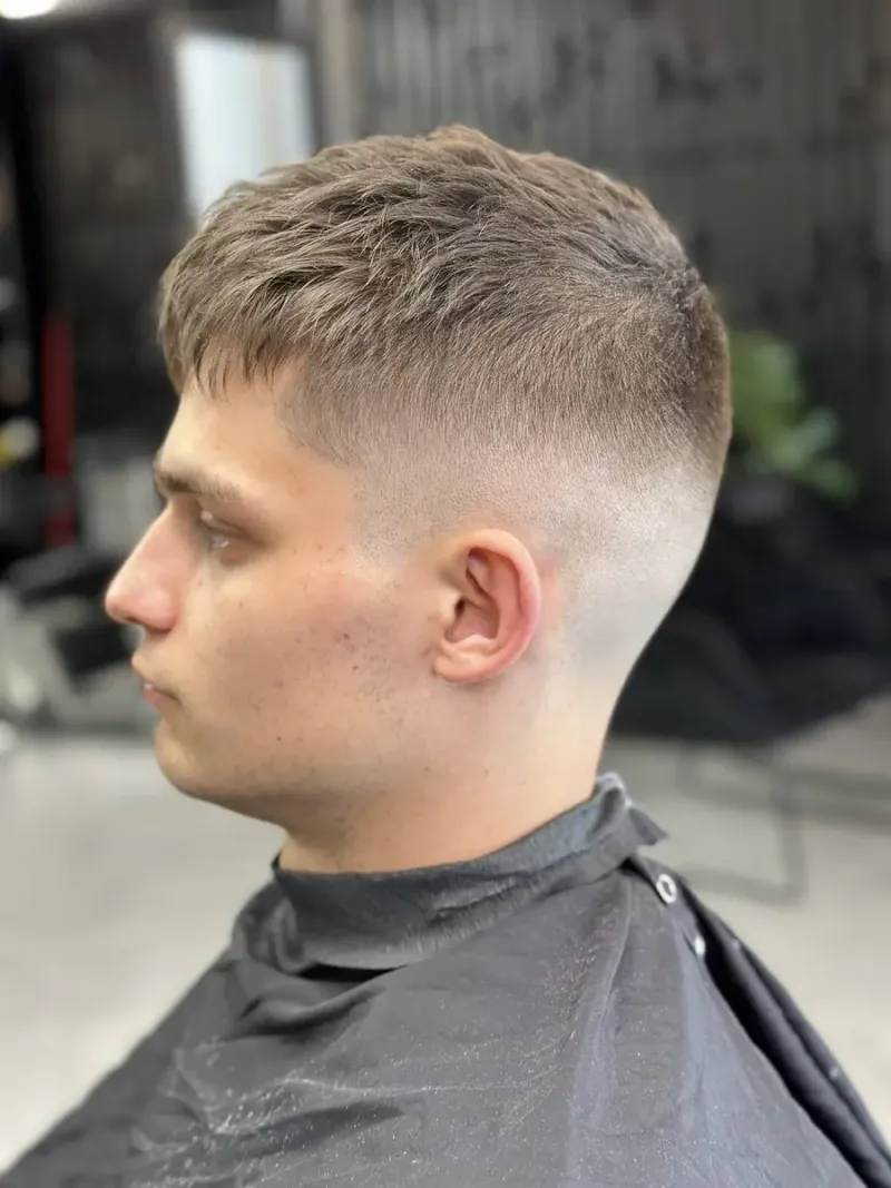 Jasny krótki crop z teksturą na górze i precyzyjnym skin fade po bokach