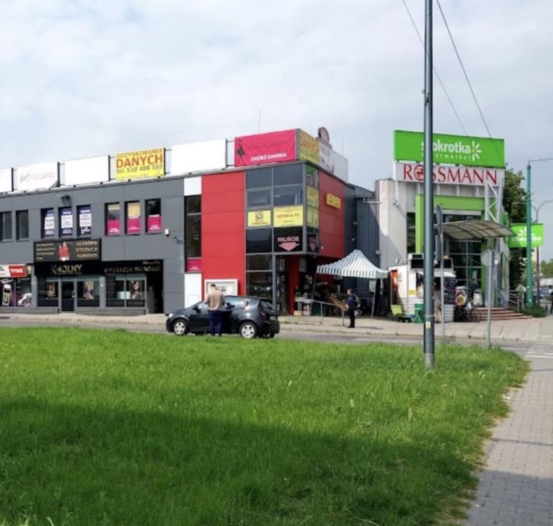 Widok z ulicy na budynek z lokalem ALIA Barber w Tychach