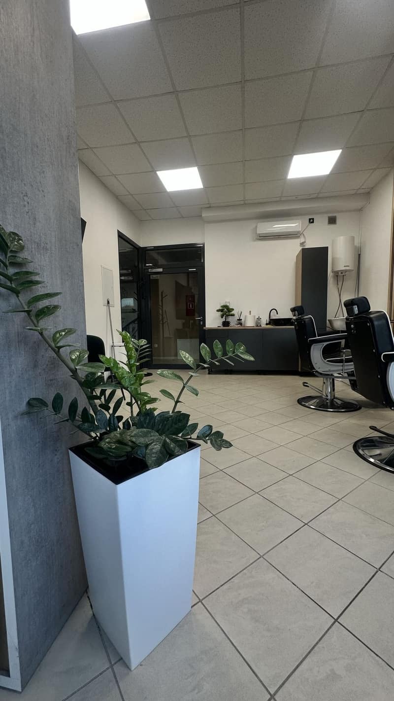 Widok na recepcję i stanowiska w jasnym wnętrzu ALIA Barber Tychy