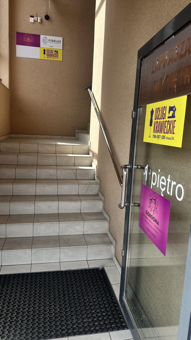 Schody prowadzące na pierwsze piętro do salonu ALIA Barber w Tychach